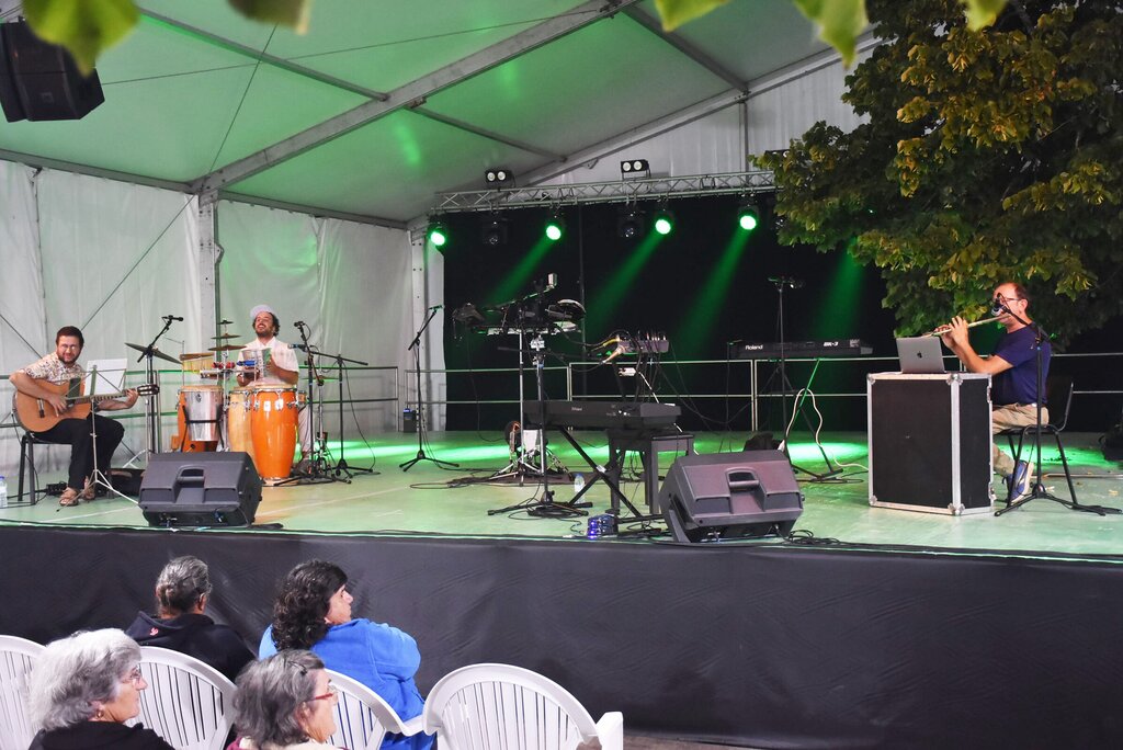 NOITE LATINA ANIMOU A FEIRA AGRÍCOLA