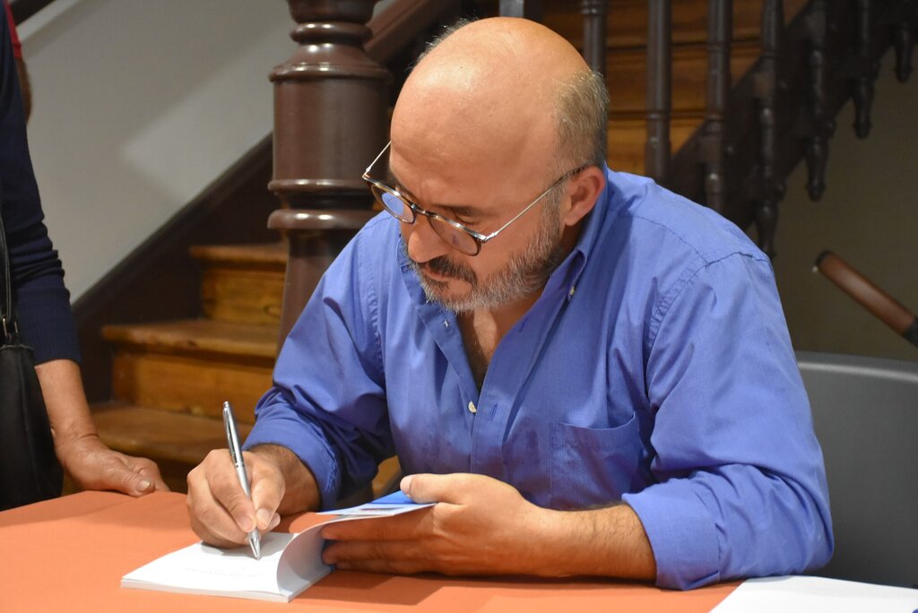 FRANCISCO RITO APRESENTOU “À PROCURA DO AZUL DAS COISAS”