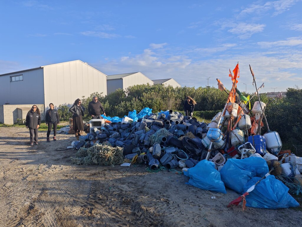 BRIGADA DO MAR EFEITUA AÇÃO DE LIMPEZA DA ORLA COSTEIRA 