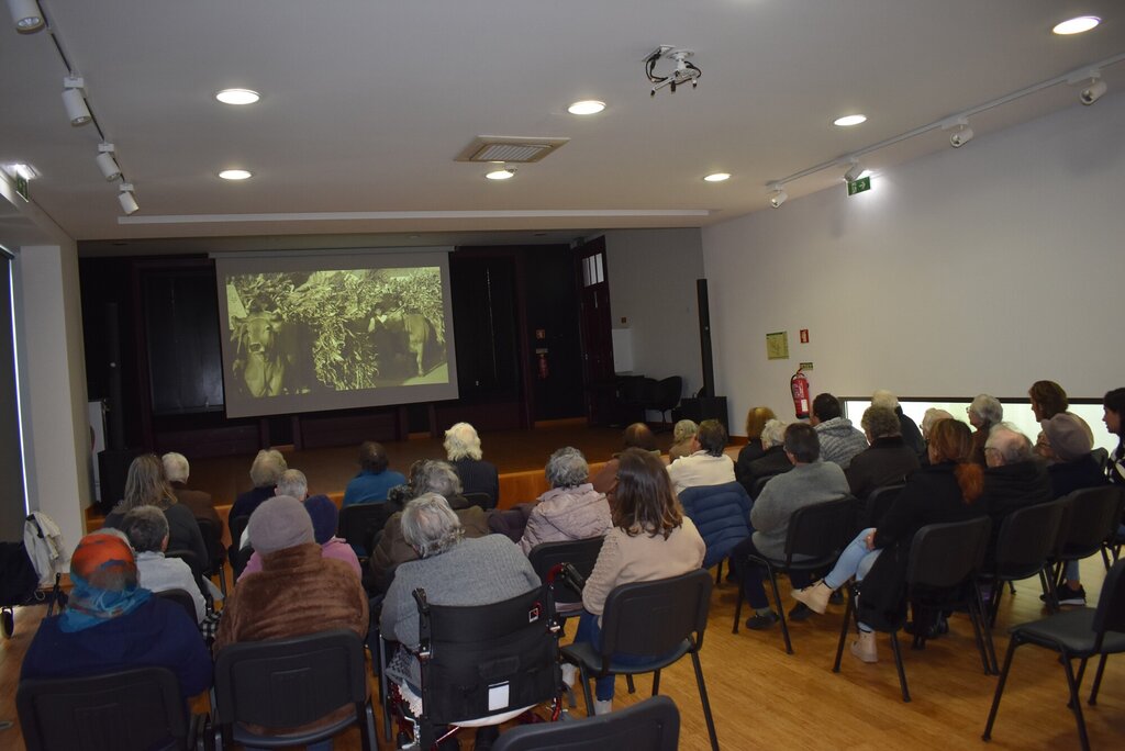  OFICINA DE ARTES RECEBEU PROJEÇÃO DO DOCUMENTÁRIO DO CICLO DO MILHO