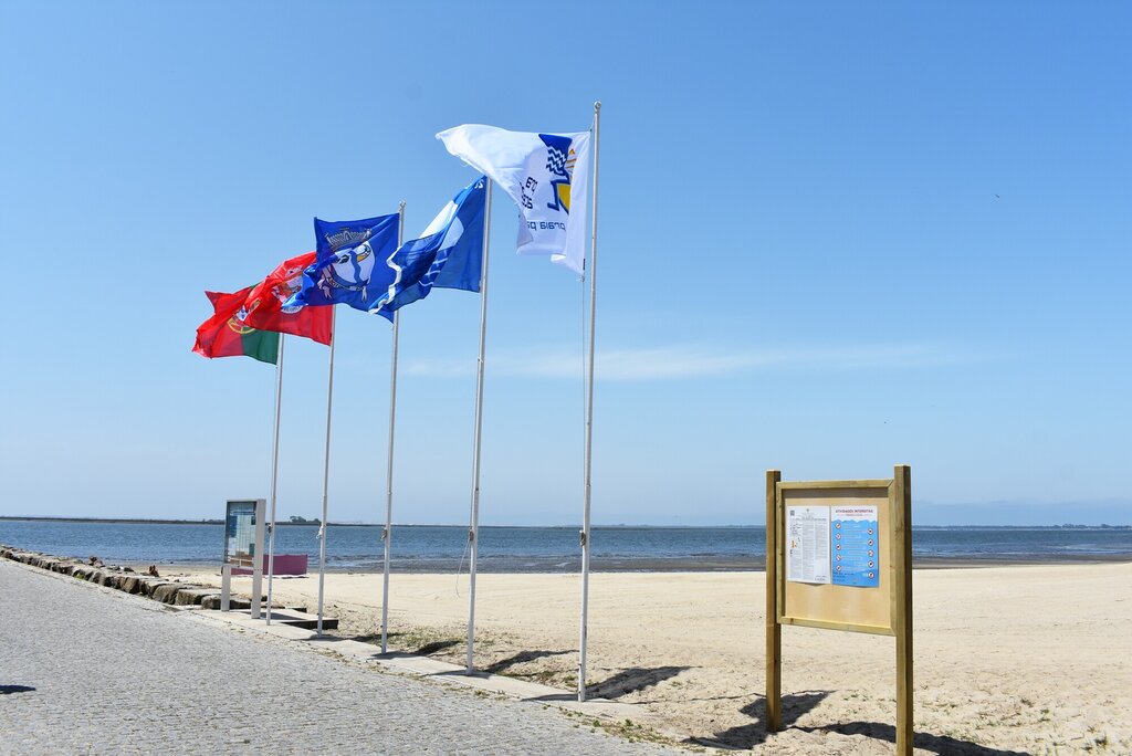 PRAIAS DA TORREIRA, MONTE BRANCO E BICO JÁ OSTENTAM A BANDEIRA AZUL