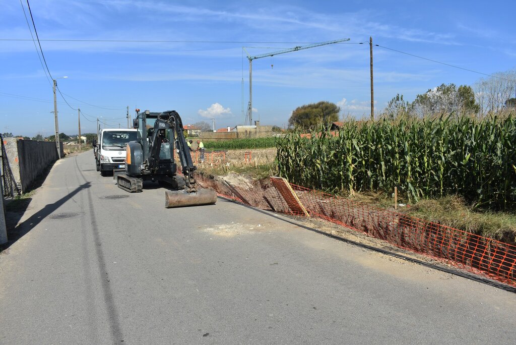 INICIADA A EMPREITADA DE ALARGAMENTO E PAVIMENTAÇÃO DA PLATAFORMA DA RUA DA IGREJA NO BUNHEIRO